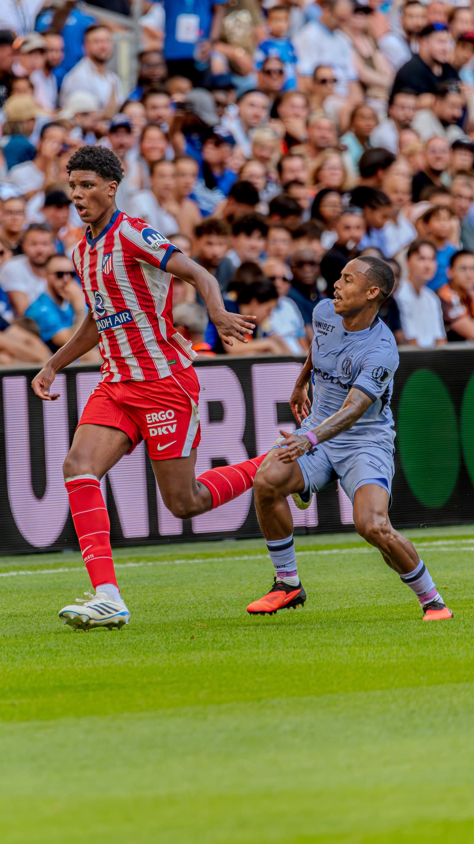 Joueur en course, contrôle du ballon, OM - Atlético de Madrid